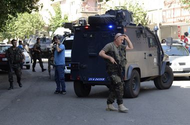 Турцию разрывают стрельба и взрывы