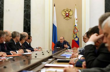 Путин провел оперативное совещание с Совбезом РФ в Крыму