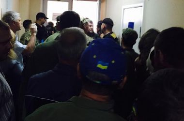 В Одесской области бойцы заблокировали депутатов: требуют признать РФ агрессором и снести Ленина