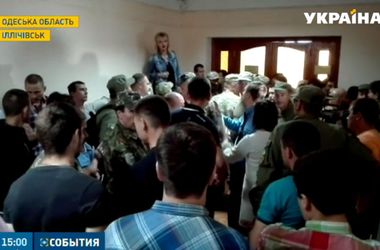 Беспорядки в Одесской области: активисты заблокировали депутатов и устроили драку в горсовете