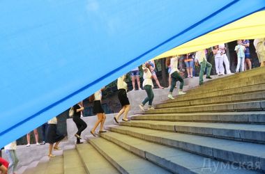 В Одессе на Потемкинской лестнице развернули 24-метровый флаг Украины