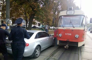 В Киеве из-за "героя парковки" на "Ауди" остановились трамваи