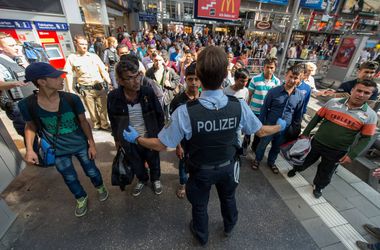 Из-за мигрантов на вокзалах Евросоюза наблюдается хаос