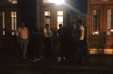 Среди ночи депутаты Ляшко под АП требовали встречи с Порошенко