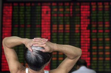 Шанхайская фондовая биржа рекордно обвалилась