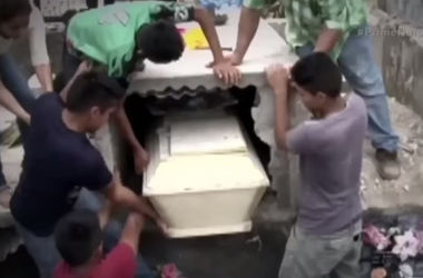 В Гондурасе беременная девушка очнулась в гробу через сутки после похорон