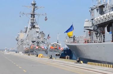 На американском эсминце "Дональд Кук" поднят украинский флаг