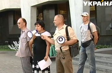 В Днепропетровске люди пикетировали горсовет из-за высоких коммунальных тарифов
