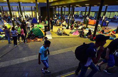 Итоги недели в мире: из-за беженцев в ЕС отменяют поезда, в Польше началась "золотая лихорадка"