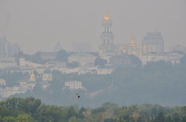 Беспилотник снял на видео окутанный дымом Киев