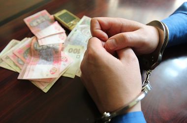 Киевского чиновника поймали на взятке в тысячу долларов
