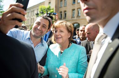 Меркель сделала селфи с беженцами