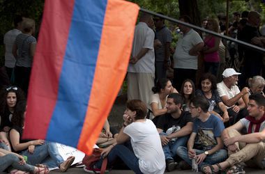 В Ереване митингующие вновь заблокировали проспект Баграмяна