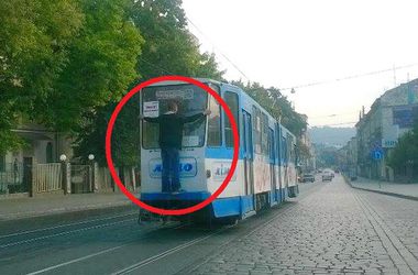 "Чумачечий" трамвай: львовянин  прокатился в обнимку с  "рогатым"