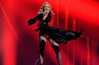 Мадонна ударила актрису по ягодицам прямо на сцене (видео)