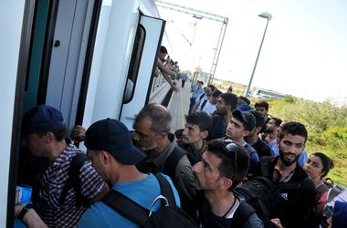 Беженцы прорывают полицейские заслоны на границе Хорватии