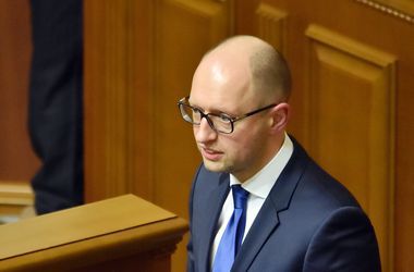 Яценюк поручил проверить выполнение в ГФС закона об очищении власти