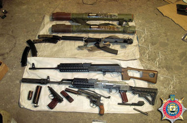 На Донбассе в частном гараже обнаружили арсенал оружия