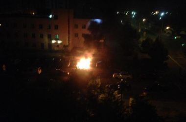 Ночью в киевском дворе сожгли три машины