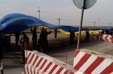 На границе Крыма развернули 26-метровый флаг Украины