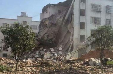 В Сети появилось видео из китайского города Лючжоу, где прогремело 15 взрывов