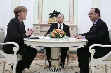 Олланд и Меркель по очереди поговорили с Путиным в Париже
