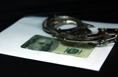 Инспектора ГосЧС в Киеве поймали на взятке в тысячу долларов