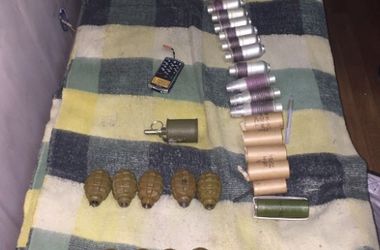 В Днепропетровской области в авто военнослужащего обнаружили арсенал оружия