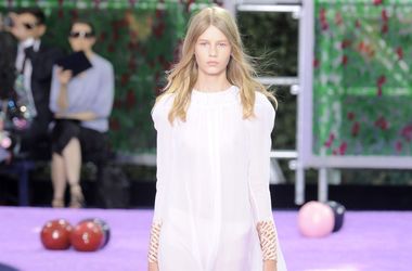 В именитом доме моды Dior набирает обороты скандал с несовершеннолетней