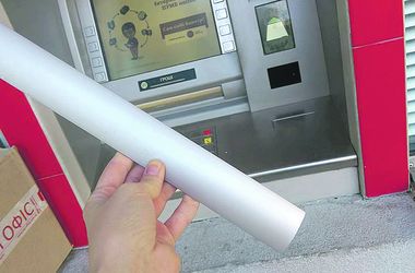 "Липкая" афера: в Киеве мошенники придумали новый способ кражи денег из банкоматов