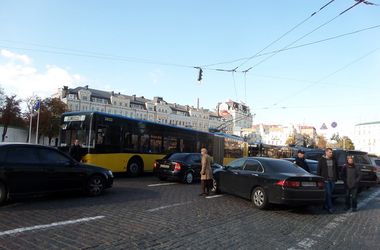 В центре Киева из-за неправильно припаркованной "Хонды" остановились троллейбусы