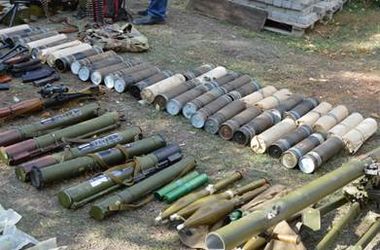 На Донбассе нашли схрон с противотанковыми гранатометами и большим количеством оружия