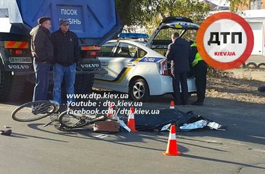 В Киеве грузовик насмерть сбил женщину с велосипедом
