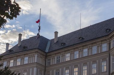 Суд не нашел оснований наказывать активистов,  вывесивших красные трусы над резиденцией президента Чехии