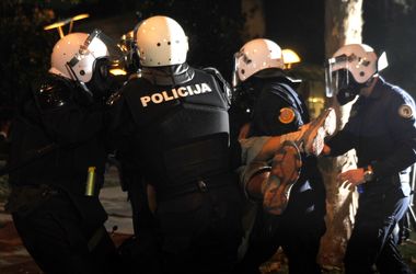 В Черногории активистов разогнали слезоточивым газом
