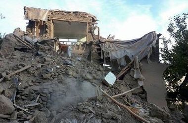Число жертв разрушительного землетрясения в Азии растет огромными темпами