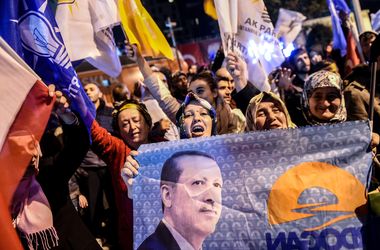 В Турции на выборах побеждает пропрезидентская партия