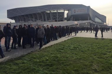 Во Львове выстроились огромные очереди за билетами на матч Украина - Словения