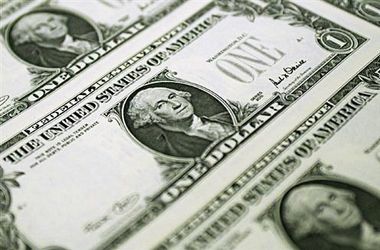 Перед выходными курс доллара НБУ заметно снизился