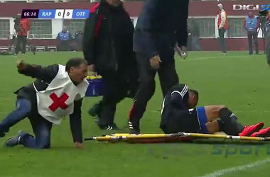 В Румынии травмированного футболиста уронили с носилок