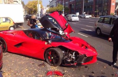 Владелец разбил Ferrari LaFerrari за 1 млн фунтов стерлингов через пару минут после покупки