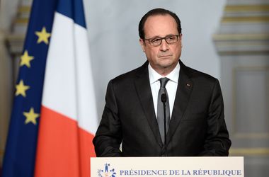 Олланд срочно созвал силовиков после терактов в Париже