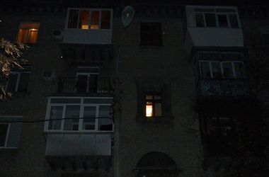 В Киеве пьяный парень выпал с балкона пятиэтажки и погиб