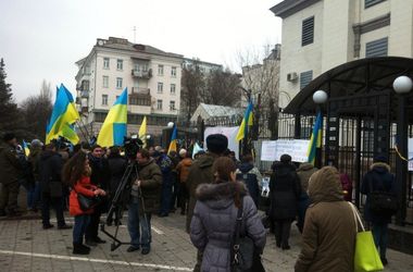 Активисты пикетируют посольство России в Киеве