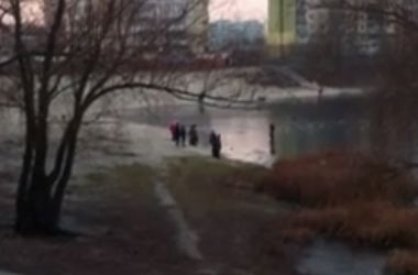 В Киеве школьники рискуют жизнью, прыгая по льду