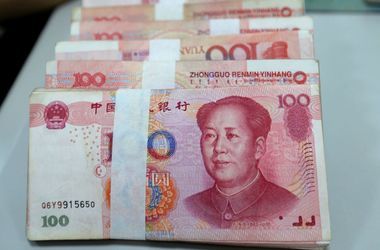 Курс юаня продолжает падать