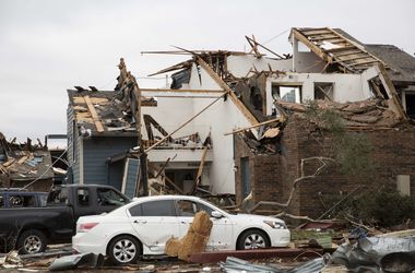 Разрушительный торнадо в Техасе сровнял с землей дома