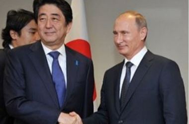 Премьер Японии требует обсудить мирный договор с Путиным