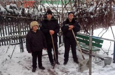 Как под Киевом полицейские спасают одиноких стариков