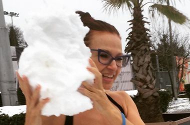 Эвелина Бледанс в купальнике открутила голову снеговику (фото)